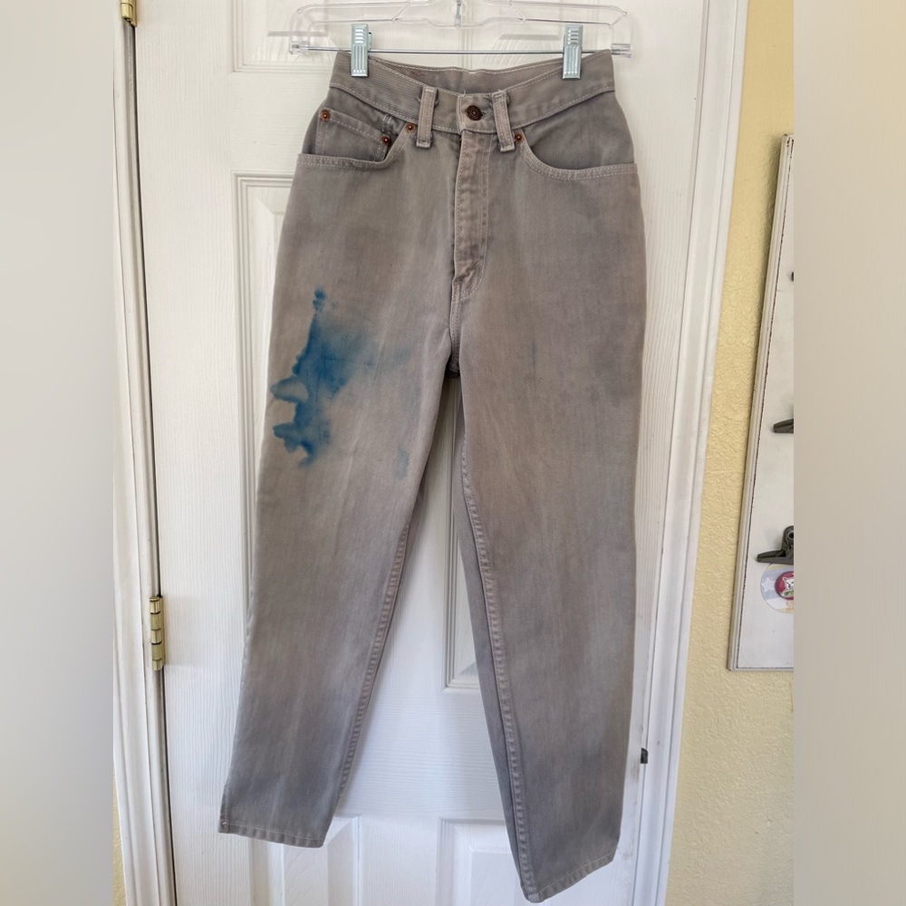 Vintage 1985 LEVIS 544, zip-fly, tapered-leg with slit, high-waist Mom jeans.